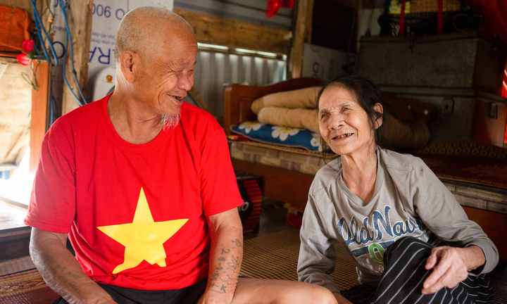 Chuyện tình đôi vợ chồng già hơn 50 năm sống dưới chân cầu Long Biên