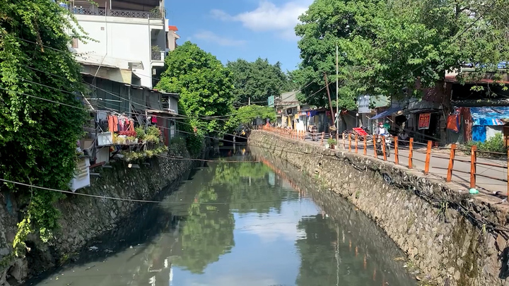 Hà Nội: Người dân khổ sở sống cạnh kênh nước bốc mùi nồng nặc