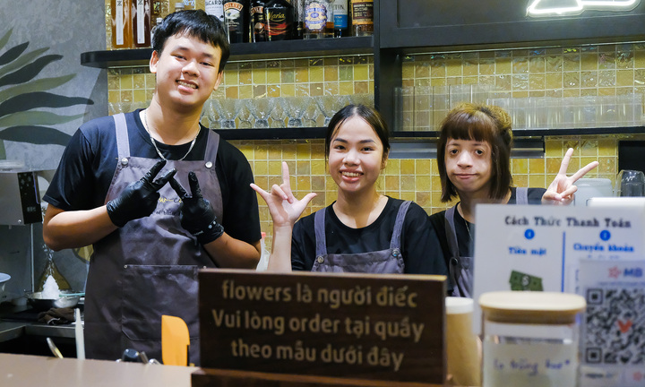 Quán cà phê với những nhân viên đặc biệt, khách đến gọi đồ uống bằng tay