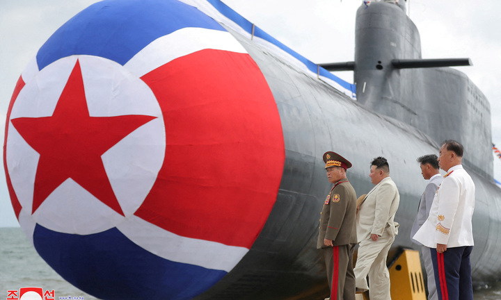 Cận cảnh tàu ngầm tấn công hạt nhân Triều Tiên mới hạ thủy