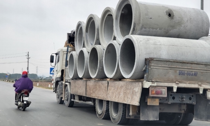 Bộ GTVT sửa quy định ngăn xe chở cuộn thép, ống bê tông chằng buộc cẩu thả