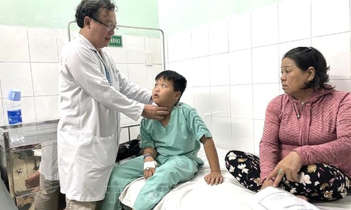 Gắp viên thuốc còn trong vỉ ra khỏi thực quản bé trai 10 tuổi