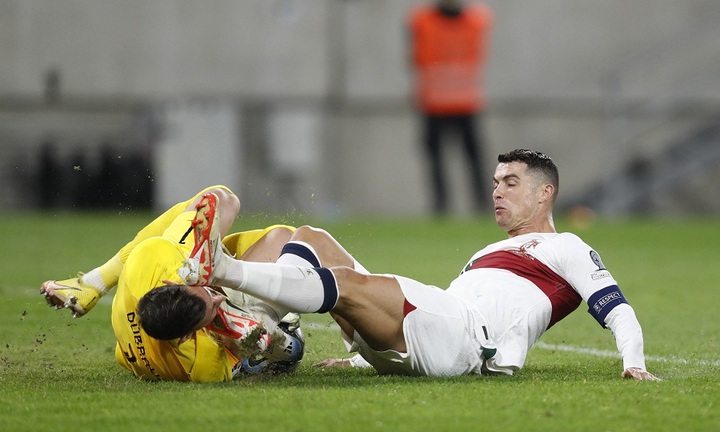 Ronaldo 'đạp' vào mặt đồng đội cũ
