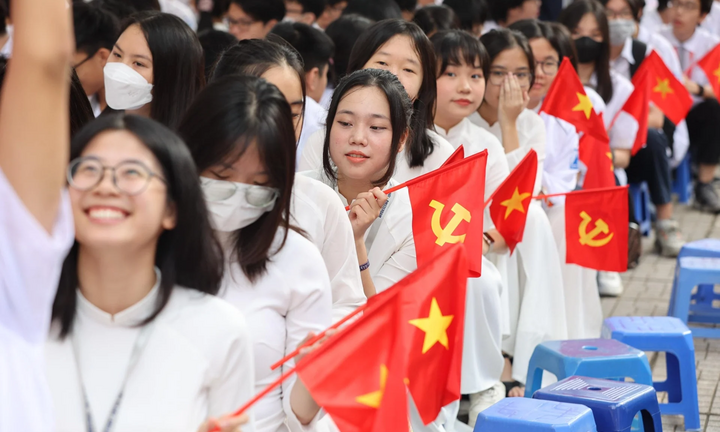 Giáo dục tuần qua: Học sinh bị bỏng vì nổ bóng bay, trường đóng cửa 'ôm' 14 tỷ