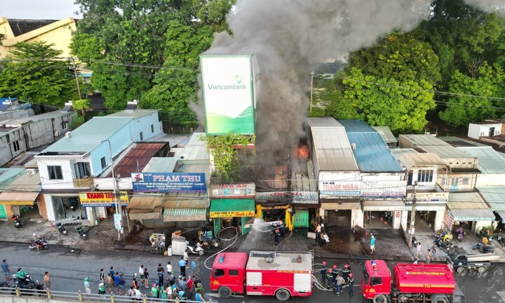 Cháy cửa hàng phụ tùng ô tô, thiêu rụi nhiều tài sản