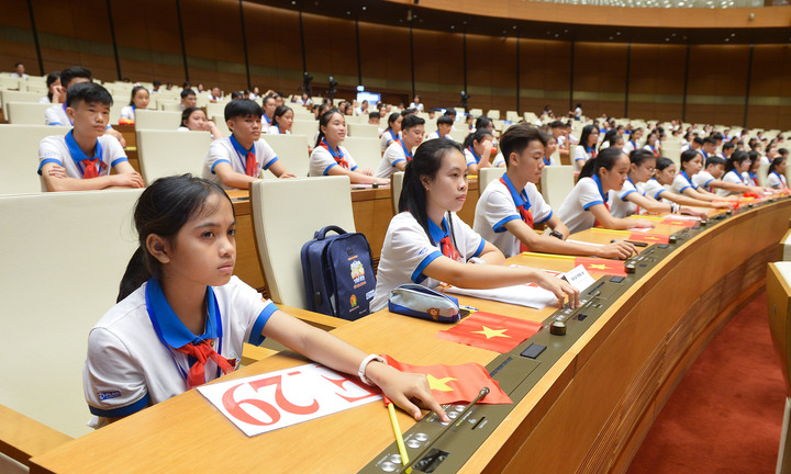 263 trẻ em đóng vai đại biểu Quốc hội, họp trong hội trường Diên Hồng