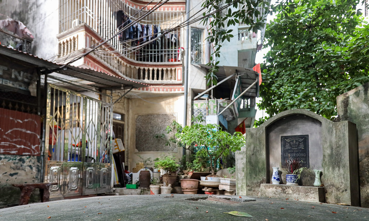 Nhà người sống chen với mộ người chết ngay giữa 'tấc đất tấc vàng' Hà Nội