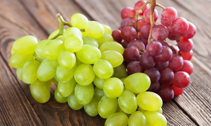 Nho xanh và nho đỏ, ăn cái nào tốt cho sức khỏe hơn?