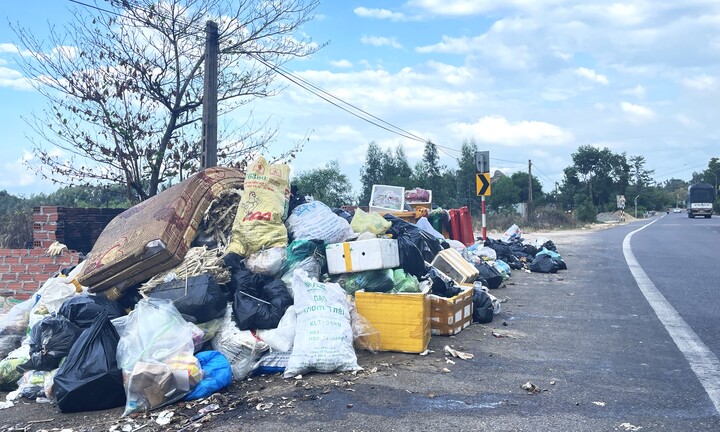 Bình Định: Rác tràn lề đường, hôi thối ngay cửa ngõ thành phố Quy Nhơn