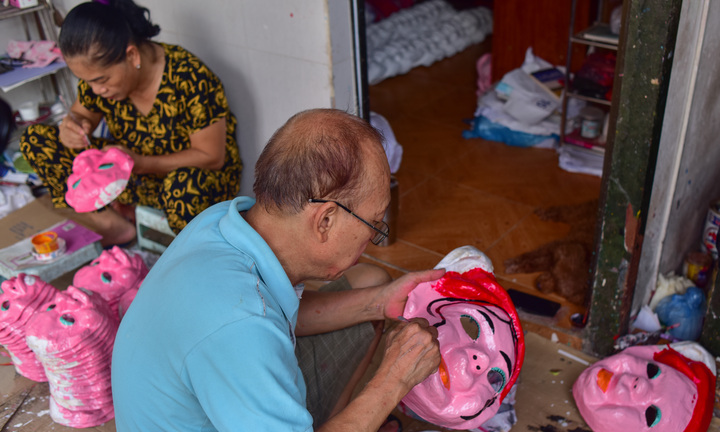 Cặp nghệ nhân cuối cùng làm mặt nạ giấy bồi ở Hà Nội và nỗi lo nghề dần mai một