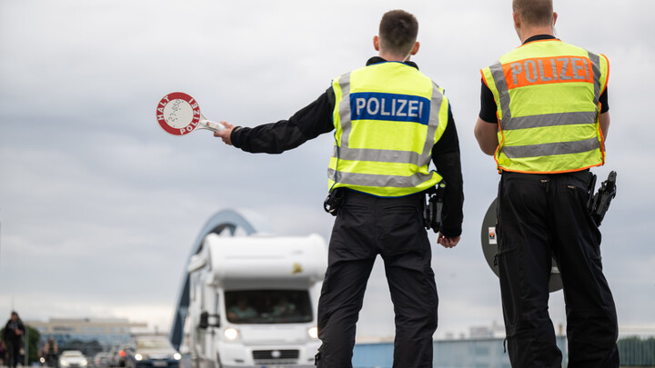 EU cho phép thu giữ điện thoại cá nhân và ô tô của công dân Nga