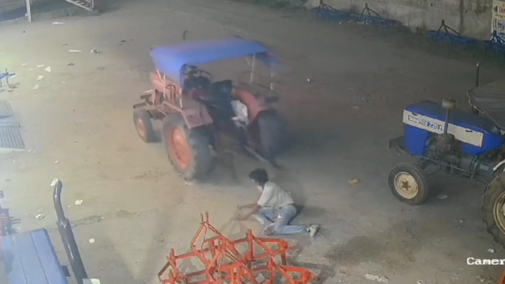 Tên trộm vụng về bị máy kéo cho 'ăn quả đắng'