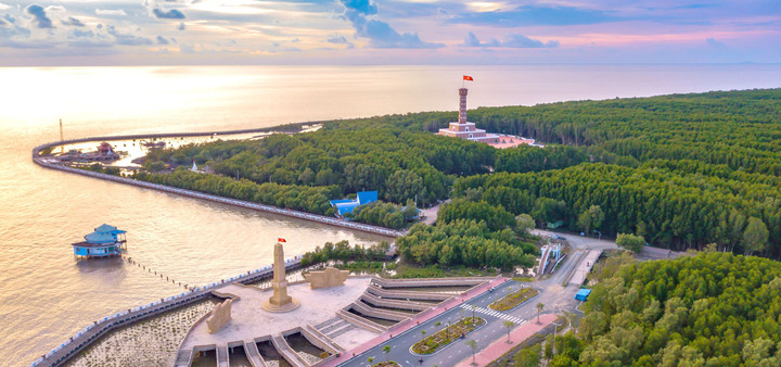 Tỉnh duy nhất ở nước ta có ba mặt giáp biển?