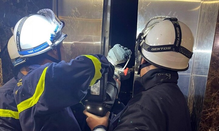 Cảnh sát phá cửa, giải cứu bé gái bị kẹt thang máy trong đêm