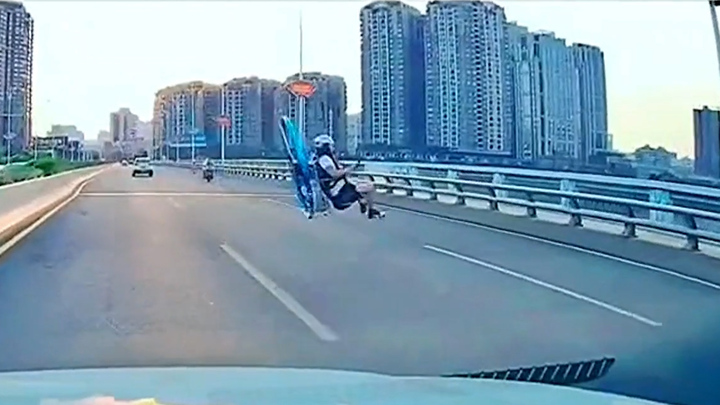 Gặp sự cố về động cơ, người chơi dù lượn va vào thành cầu