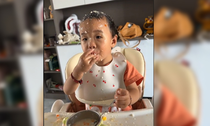Chết cười với màn ăn uống của em bé 'có mồm trên trán'