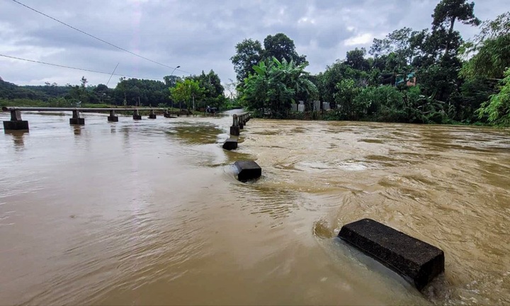 Bắc Bộ nhiều nơi mưa xối xả, cảnh báo lũ quét và sạt lở tại 10 tỉnh