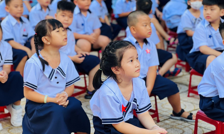 Đồng phục học sinh giá nửa triệu một bộ, phụ huynh nói 'thua áo vài chục ở chợ'