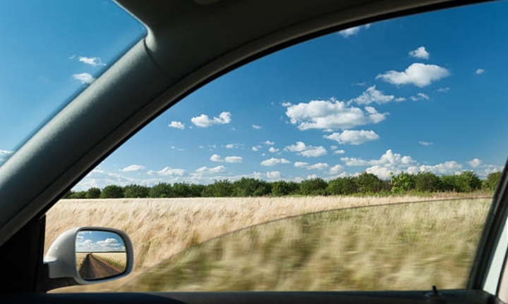 Có nên hạ kính ô tô khi đang chạy?