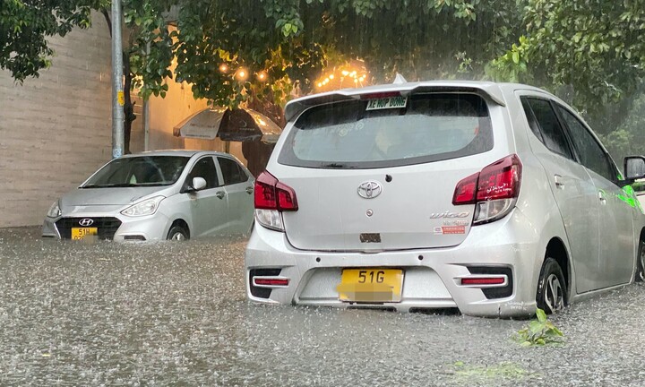 TP.HCM: Đường mênh mông nước, người dân khổ sở về nhà sau cơn mưa lớn