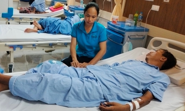 Hai cha con cùng mắc bệnh hiểm nghèo, người mẹ kiệt quệ gồng gánh cả gia đình