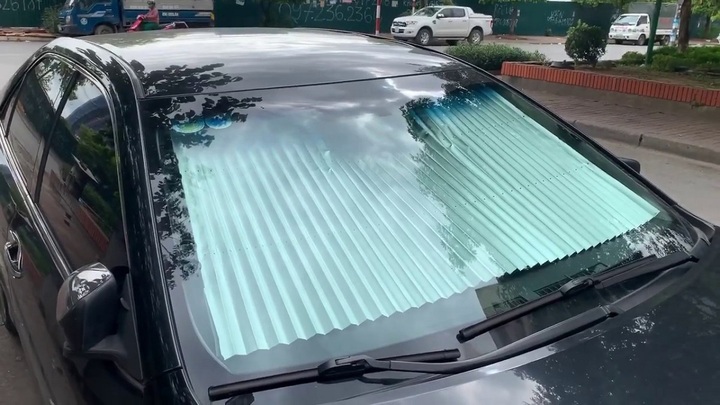 Nên dùng tấm chắn kính lái ô tô ở trong hay ngoài?