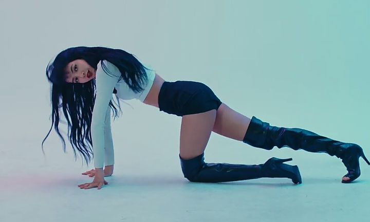 Vì sao Lisa (BlackPink) diễn ở CLB thoát y?