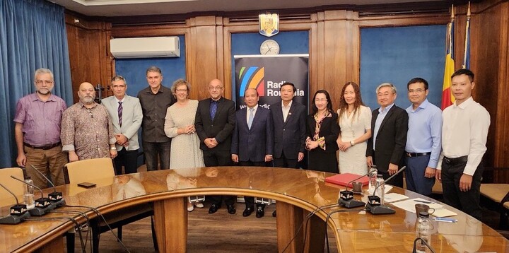 Đoàn lãnh đạo Đài Tiếng nói Việt Nam làm việc tại Rumani