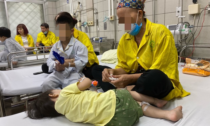 Gia đình bố ôm con nhảy từ tầng 3 thoát chết: Con gái đầu không qua khỏi