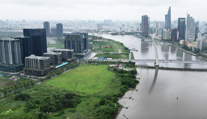 Cảnh đối lập 2 bờ sông Sài Gòn: Nơi sầm uất hiện đại, chỗ cỏ dại mọc um tùm