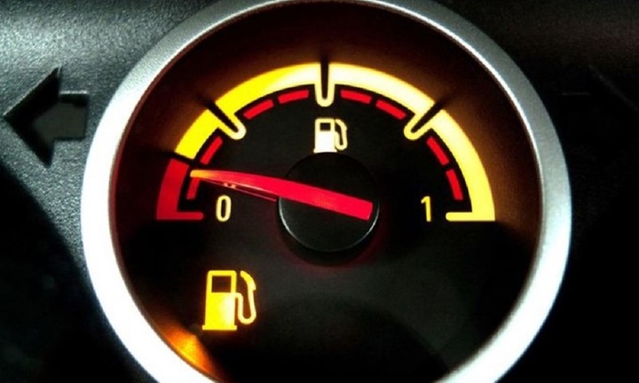 Chạy ô tô đến cạn bình xăng có hại xe?