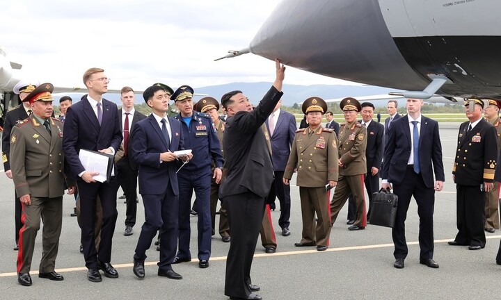Video: Chủ tịch Kim Jong-un tham quan máy bay ném bom, tên lửa siêu thanh Nga
