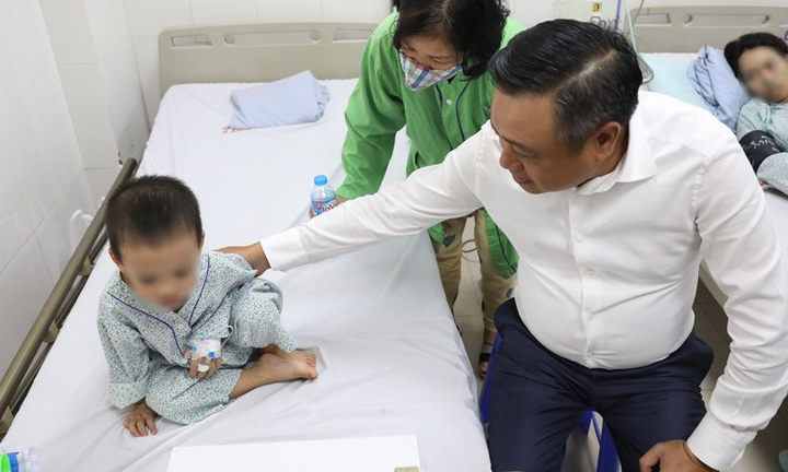 Hà Nội hỗ trợ mỗi trẻ mồ côi trong vụ cháy chung cư mini 100 triệu đồng