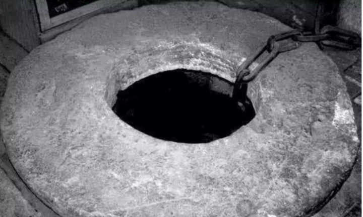 Bí ẩn giếng cổ phát ra tiếng động lạ, phun nước đen sì 