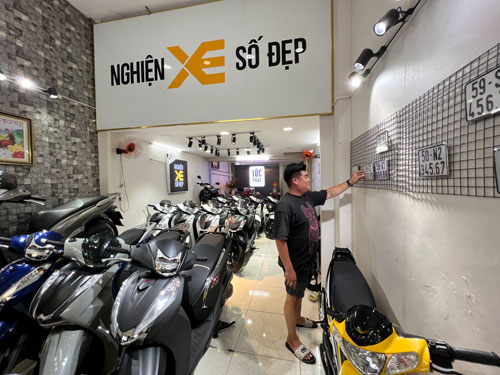 Xe máy xịn, biển số siêu đẹp giá 'rớt không phanh'