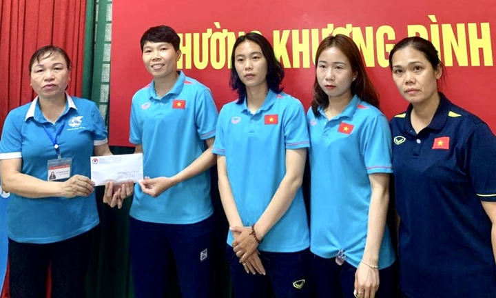 Đội tuyển nữ Việt Nam chia sẻ với nạn nhân vụ cháy chung cư mini ở Hà Nội