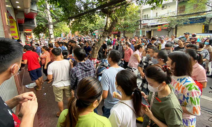 Dòng người xếp hàng từ sớm, chờ lấy số mua bánh Trung thu nức tiếng đất Cảng