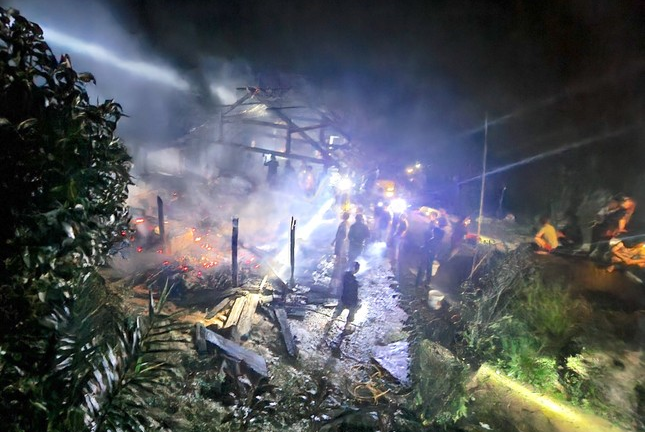 Dân bản cùng bộ đội lao vào nhà cháy cứu 2 cụ già ở Nghệ An