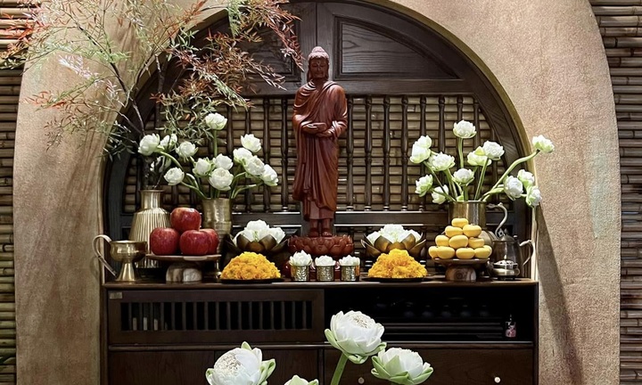 Lọ hoa trên bàn thờ đặt bên trái hay bên phải mới đúng?