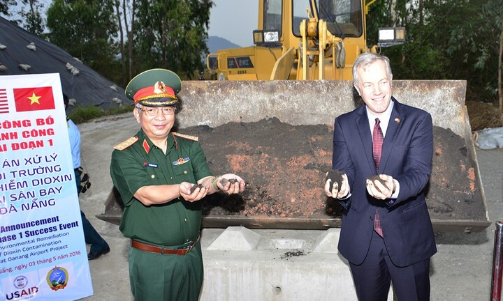 Chuyện bức ảnh Tướng Nguyễn Chí Vịnh chụp cùng cựu Đại sứ Mỹ ở sân bay Đà Nẵng