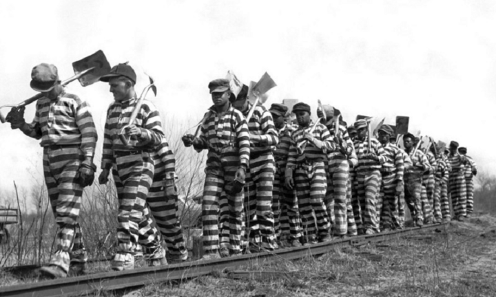 Vì sao quần áo tù nhân thường mang họa tiết sọc trắng đen?