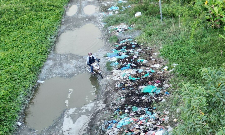 TP.HCM: Ngán ngẩm với con đường lầy lội, ngập rác ở khu tái định cư Bến Lức