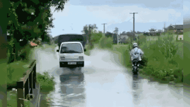 Phóng nhanh trên đường ngập, tài xế ô tô làm học sinh ướt sũng