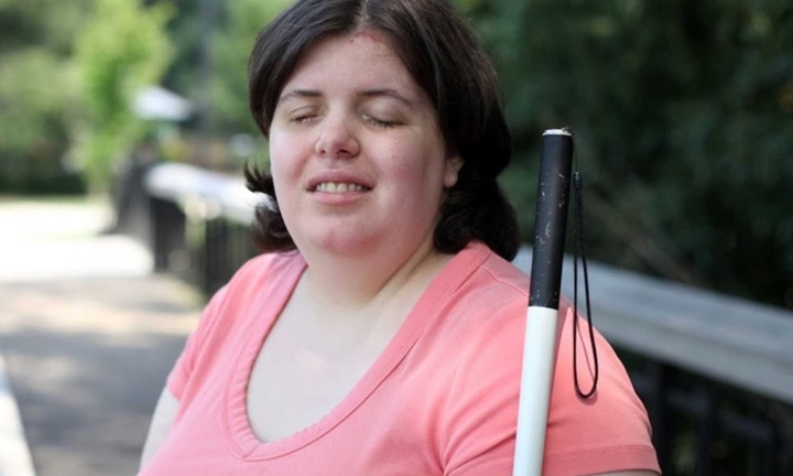 Mơ ước bị mù, cô gái đổ nước thông cống vào mắt khiến bác sỹ bất lực