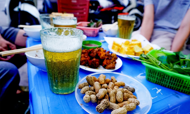 Bia hơi phải uống bằng cốc ‘cóc gặm’, nhiều người Hà Nội đang quá bảo thủ? 