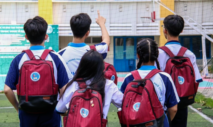Không chỉ quần áo, ba lô và nhãn vở cũng đồng phục, phụ huynh than trời