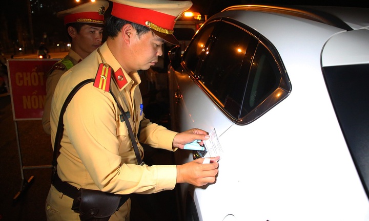 Không chấp hành đo nồng độ cồn, nam tài xế ở Hà Nội bị xử phạt 56,5 triệu đồng