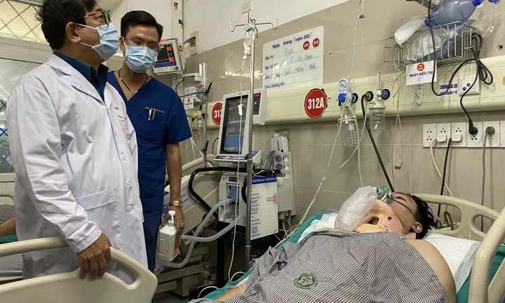 Bác sĩ hỗ trợ tâm lý bệnh nhân vụ cháy chung cư mini ở Hà Nội