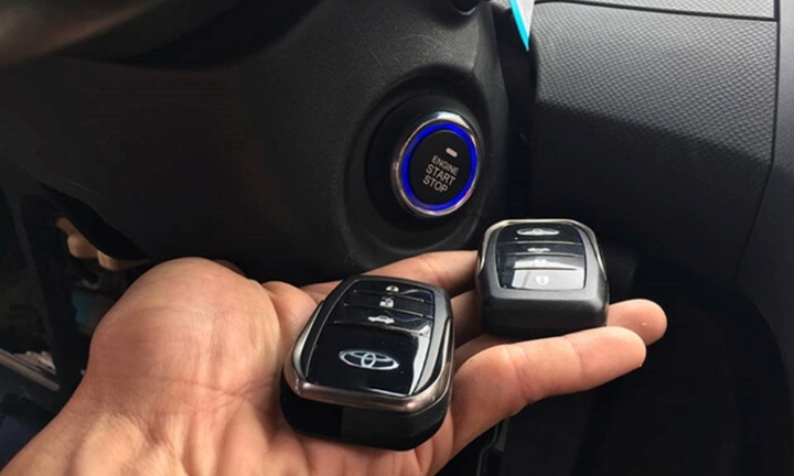 Vì sao chìa khóa thông minh để trong ô tô vẫn bị chốt cửa?