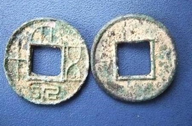 Xây nhà vệ sinh, vô tình phát hiện kho báu trị giá cả chục tỷ đồng